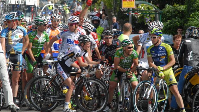 Le peloton des Boucles  l'arrt 