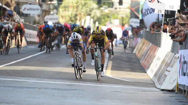 Milan-Sanremo: Van Aert devant Alaphilippe