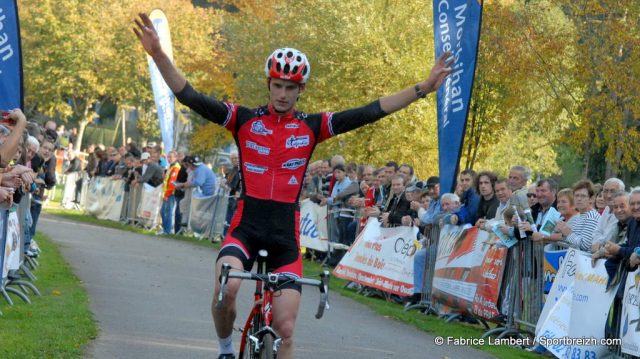 Cyclo-Cross de Questembert (56) : Le Bouedec devant Le Quau