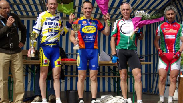 Pass'Cyclisme  Couron (44) : Victoire du Gacilyen Thierry Bossard 