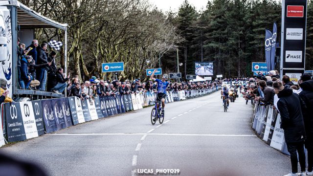 Manche - Atlantique : Simon Millon rpond prsent devant des milliers de supporters.