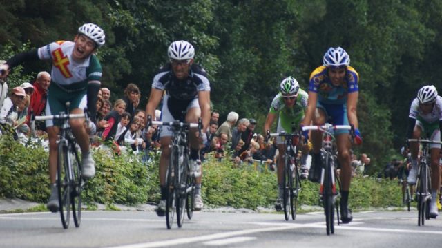 Chemin Leclerc  Hennebont (56) : les bouquets pour Mc Loughlin et Le Gall 