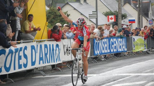 Tour de Bretagne fminin: Jannek Kanis s'impose  Yffiniac !