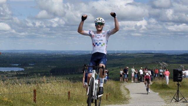 La Sportbreizh Elite 2026. Alex Doltaire seul au haut de Brasparts