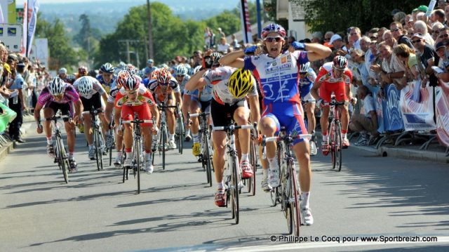 Circuit des 2 provinces au Pertre: Cyrille Patoux (VC Rouen) au sprint 