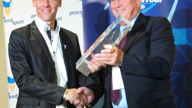 Remise de Prix pour Philippe Gilbert  : Vainqueur UCI World Tour 2011 & Champion de la Paix par Peace and Sport