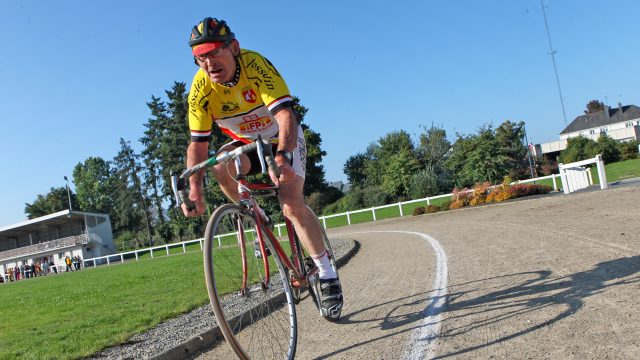 Record de l'heure sur piste cendre: un recordman de 79 ans