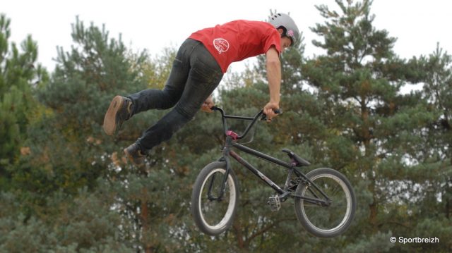 Le Dirt en dmonstration sur la piste de BMX de Theix