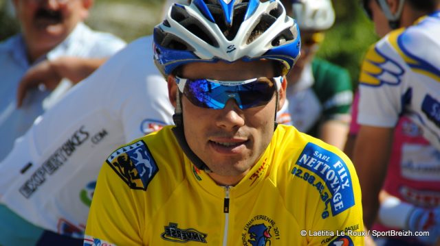 Ronde Finistrienne  Guilers : Matthieu Jeannes (BIC 2000) dans son jardin