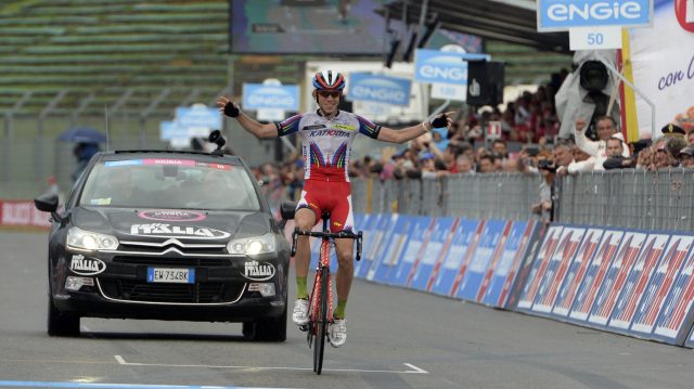 Giro 11 : Zakarin en solitaire
