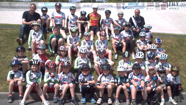 Mathieu Boulo avec les jeunes sur la piste de Vannes