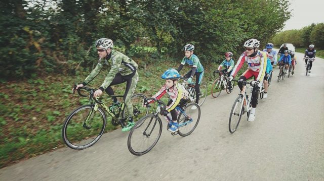 Le Roux avec les jeunes du VC Plouzan