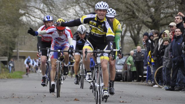Pass'Cyclisme  Rostrenen (22) : Les bouquets pour Menn et Gestin 