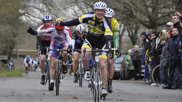 Pass'Cyclisme  Rostrenen (22) : Les bouquets pour Menn et Gestin 