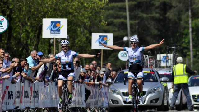 GP Plumelec  Dames : Longo Borghini et Cordon main dans la main