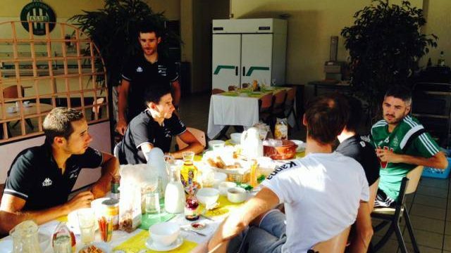 Quand un footballeur rencontre des cyclistes.