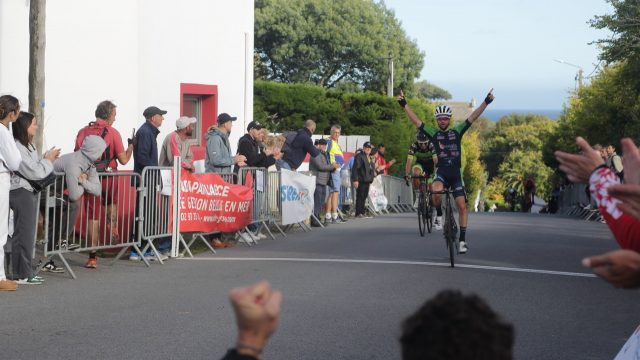 Tour Cycliste de Belle-île-en-Mer: Renault devant Le Cam et David