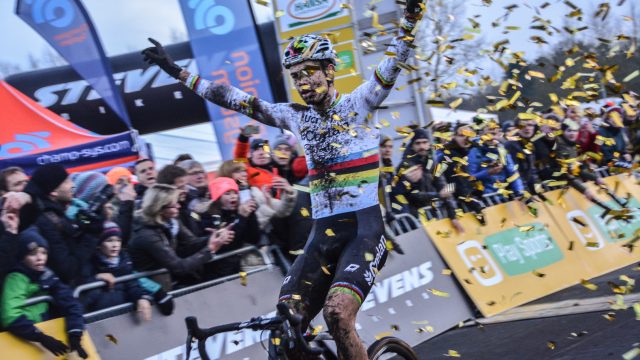 Zeven -  Elites: Van Aert impressionnant dans la boue 