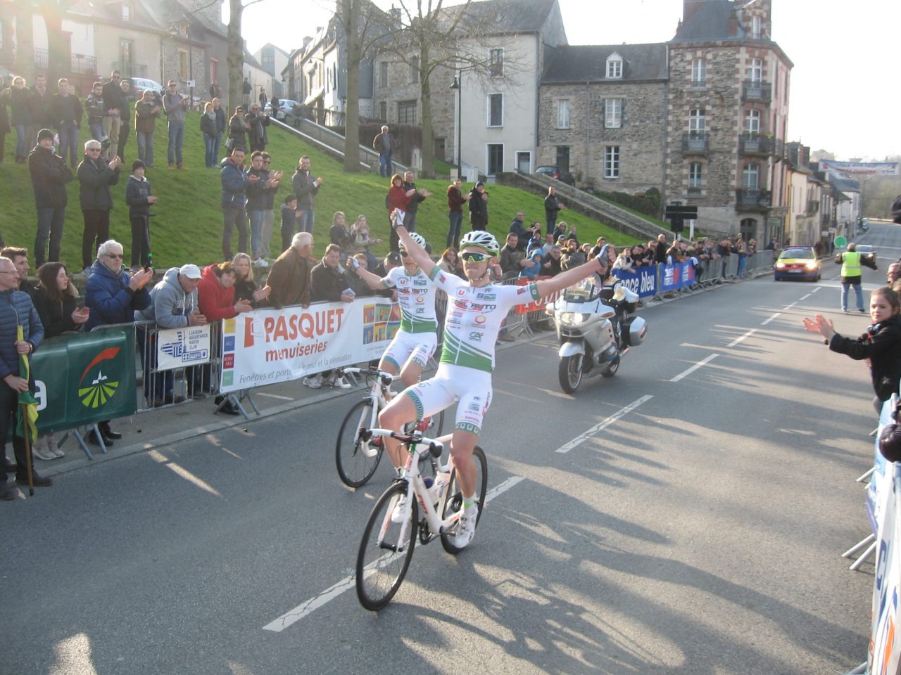 Les Gais lurons  Vitr: doubl de Dinan