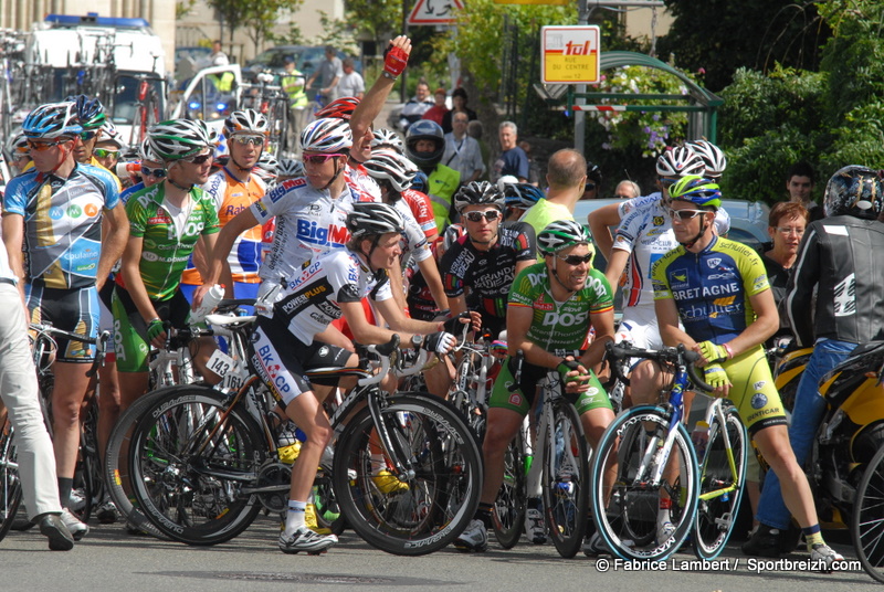 Le peloton des Boucles  l'arrt 