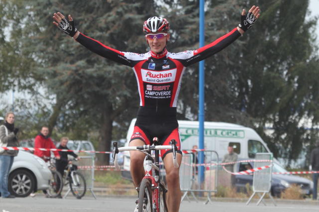 Cyclo Cross de Noeux-les-Mines (62) : Alexandre Baillet au dessus de la mle…