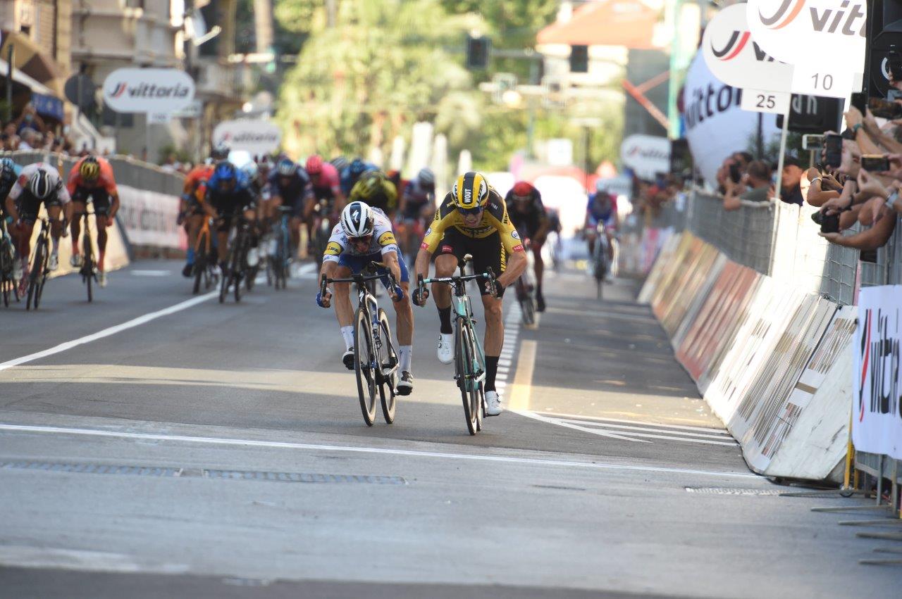 Milan-Sanremo: Van Aert devant Alaphilippe