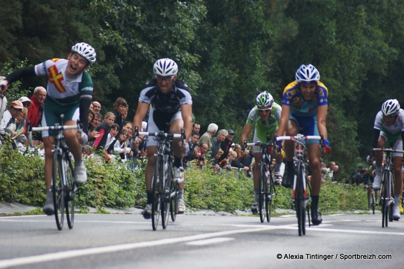 Chemin Leclerc  Hennebont (56) : les bouquets pour Mc Loughlin et Le Gall 