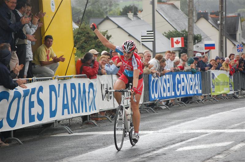 Tour de Bretagne fminin: Jannek Kanis s'impose  Yffiniac !