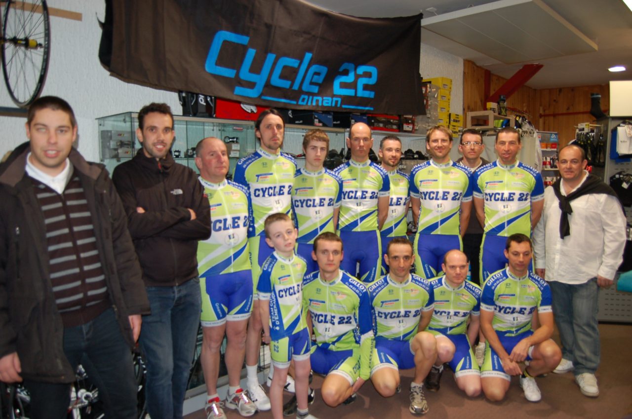 Remise des quipements au Team Cte d’Emeraude.