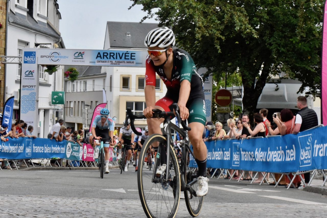 La Sportbreizh 2023 -Trophe  France Bleu Breizh Izel  2e tape : Simon gagne, Dauphin contrle.