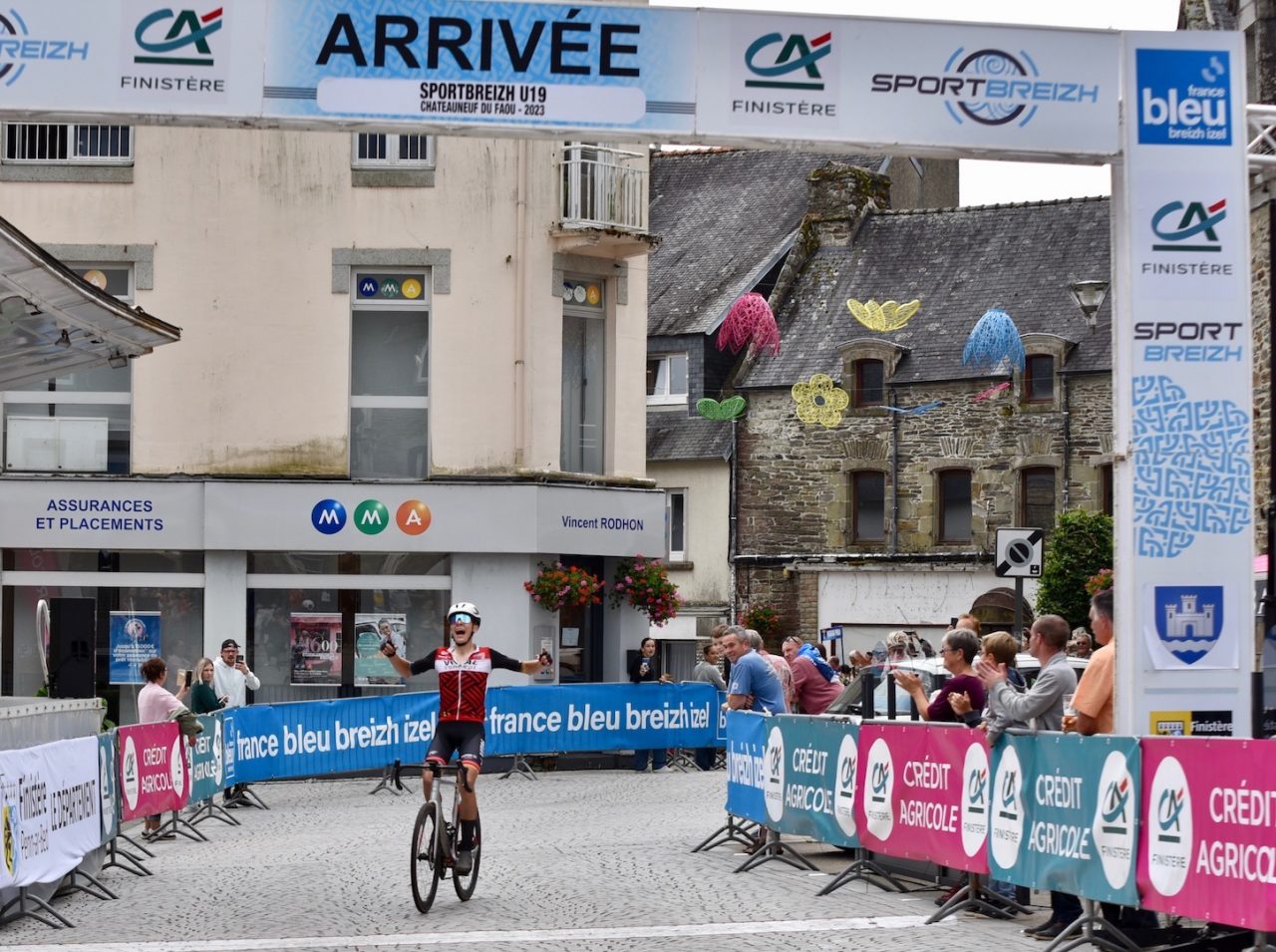 Maxime Vzie gagne la dernire tape,  Marty Landas le gnral.