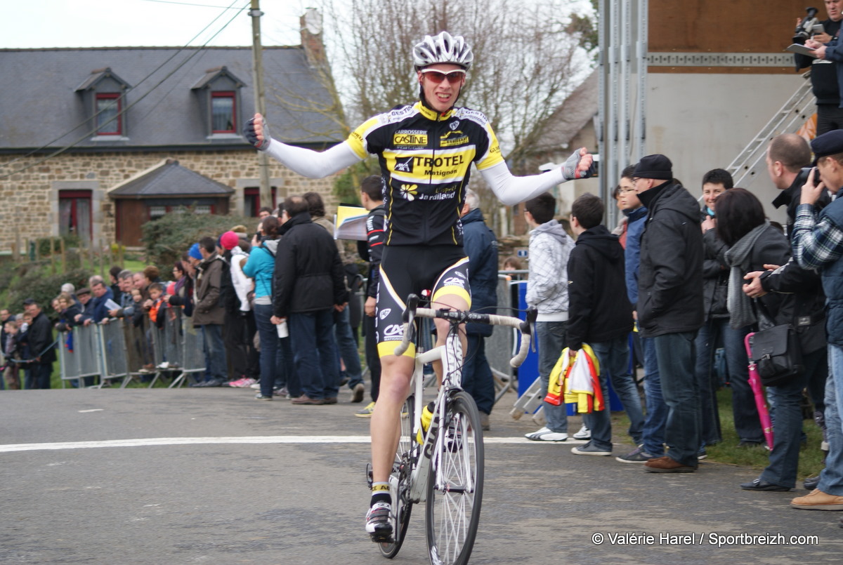 Pass'Cyclisme  Epiniac (35) : les bouquets pour Prodhomme et Guene