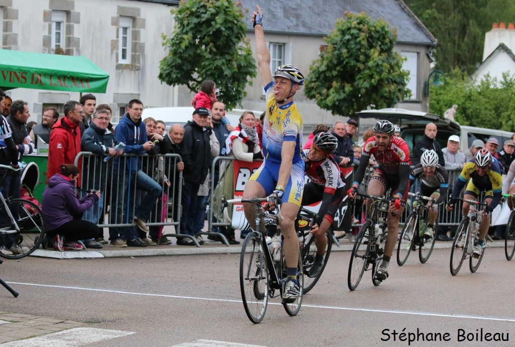 Saint Eutrope en Plougonven (29): les bouquets pour L'Azou et Campion