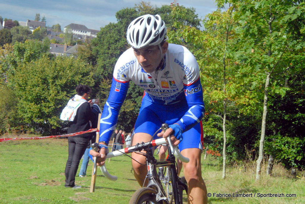 Cyclo-Cross de Brix (50) : Roussel devant le junior Levasseur