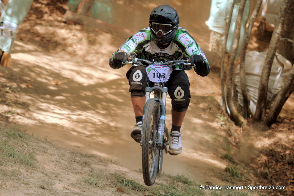 Coupe de Bretagne Descente VTT  Coray (29) : Stphan devant Badouard 