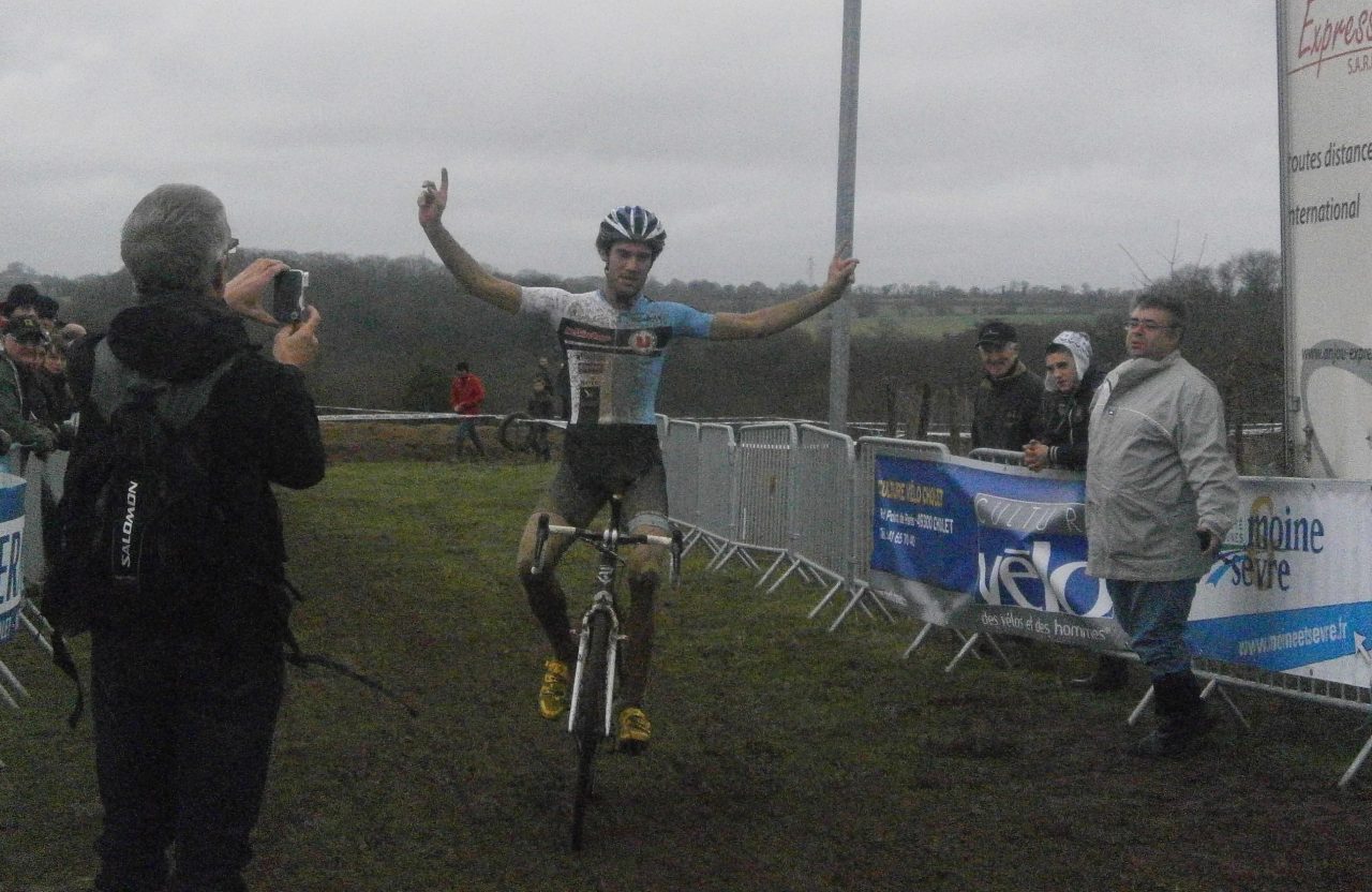 Cyclo-Cross de Montfaucon-Montign (49) : Maheau devant Pineau