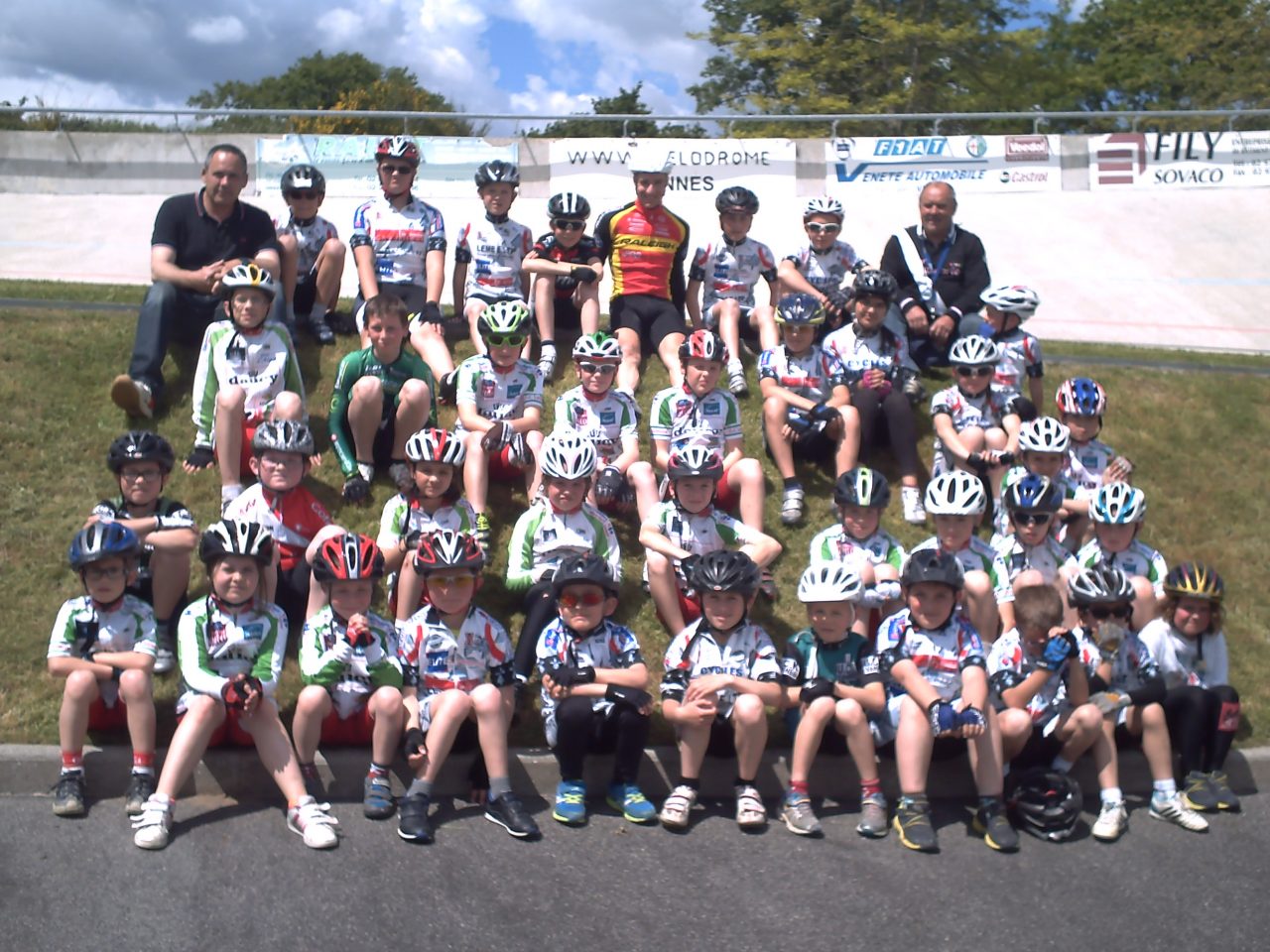 Mathieu Boulo avec les jeunes sur la piste de Vannes