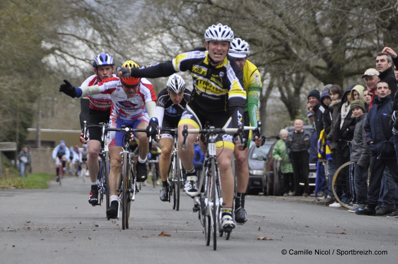 Pass'Cyclisme  Rostrenen (22) : Les bouquets pour Menn et Gestin 