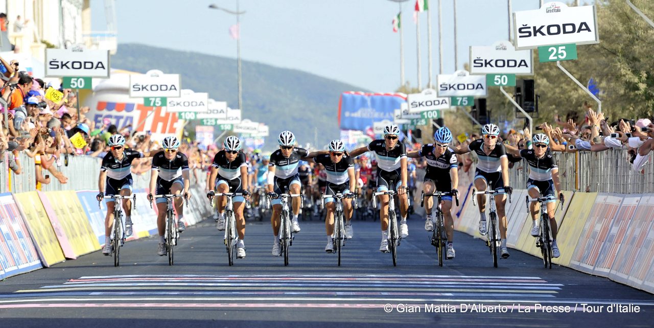 Le peloton du Giro rend hommage  Wouter Weylandt 