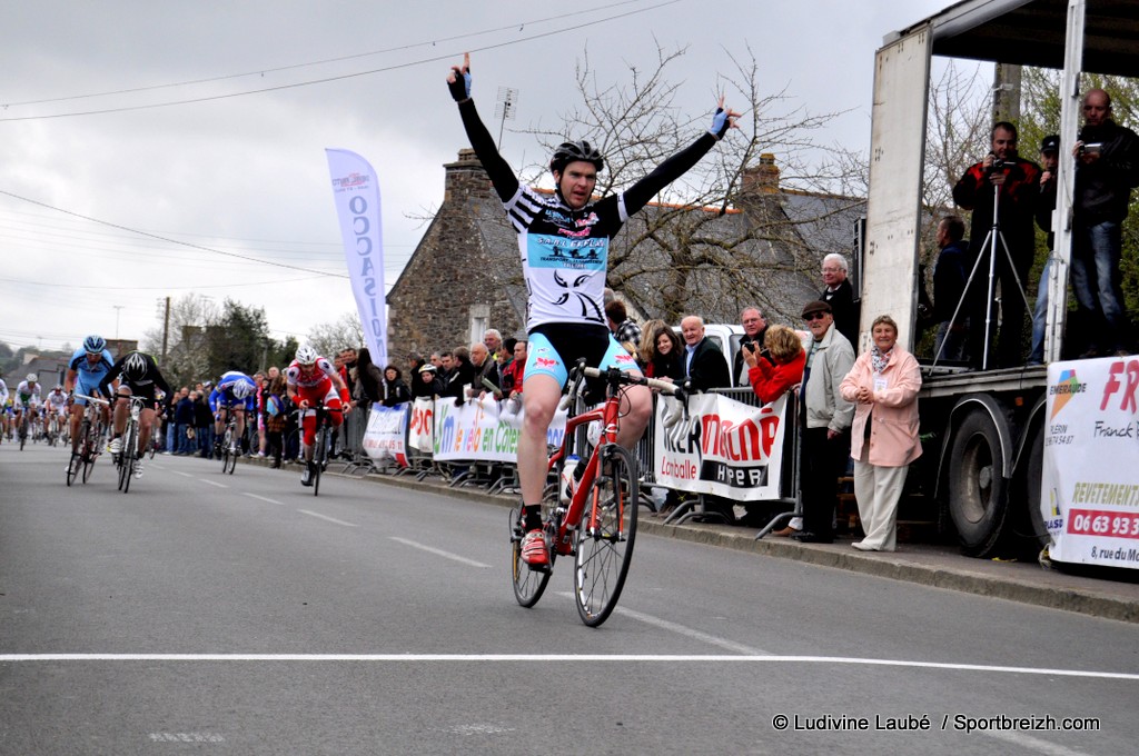 Enric Ollivier au sprint  Noyal (22) 