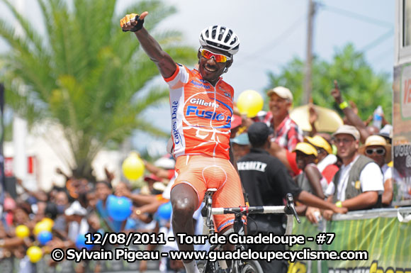 Tour de Guadeloupe 2011 : Palmiste au mtier  Sainte Anne. Carne reste en jaune