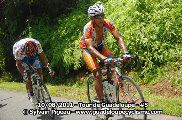 Tour de Guadeloupe 2011 : Nava Carvajar et Chacon en baroudeurs. Carne toujours en jaune