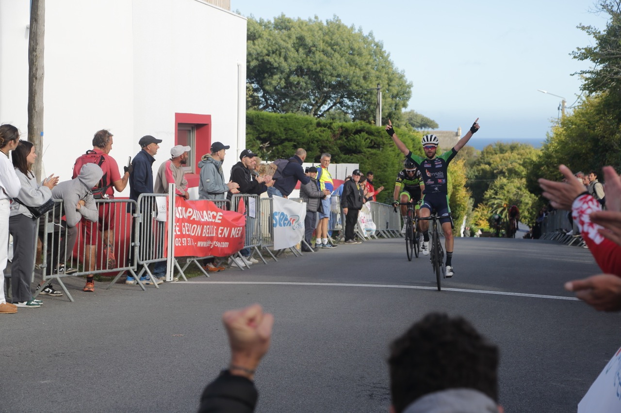 Tour Cycliste de Belle-le-en-Mer: Renault devant Le Cam et David