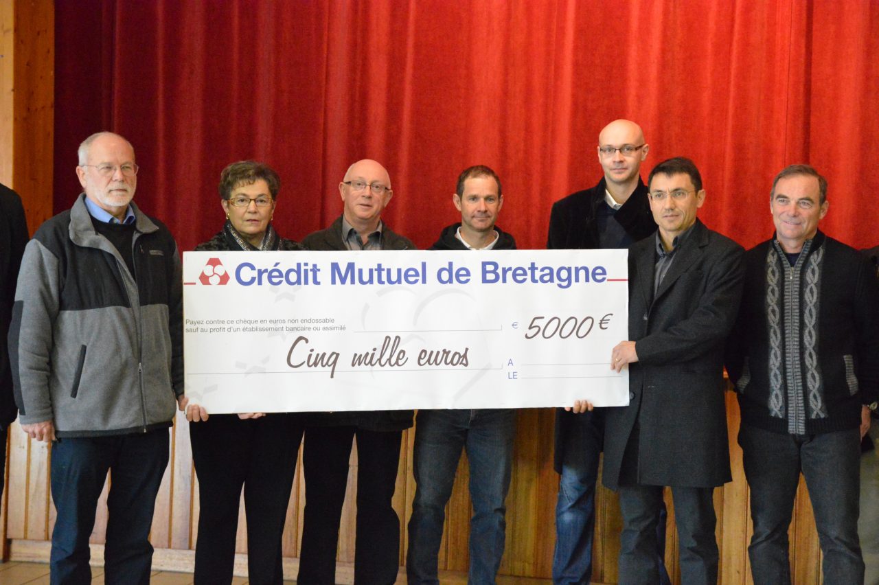 Saint Denoual (22) : Pdalez, Marchez Contre le Cancer remise du chque.