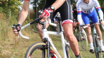 Cyclo Cross de Noeux-les-Mines (62) : Alexandre Baillet au dessus de la mle…