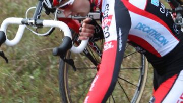 Cyclo Cross de Noeux-les-Mines (62) : Alexandre Baillet au dessus de la mle…