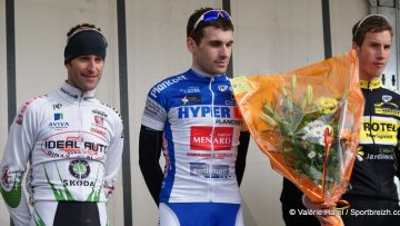 Pass'Cyclisme  Epiniac (35) : les bouquets pour Prodhomme et Guene