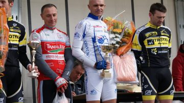 Pass'Cyclisme  Epiniac (35) : les bouquets pour Prodhomme et Guene