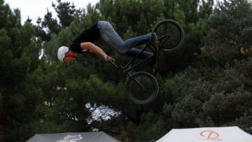 Le Dirt en dmonstration sur la piste de BMX de Theix