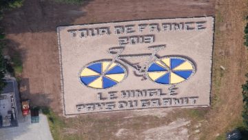 Le Hingl fte le passage du Tour de France